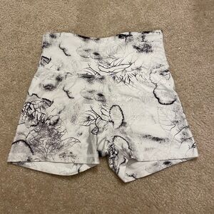 White floral print biker shorts
